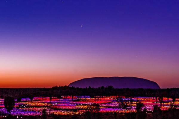 تور استرالیا: صخره آیرس استرالیا، زیر نورپردازی خیره کننده ای می درخشد