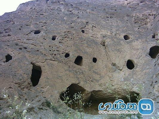 غارهای سنگی کافرکلی یکی از جاذبه های گردشگری آمل است